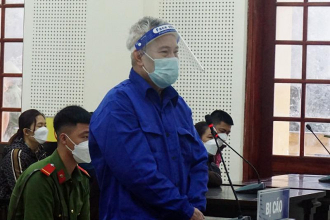 Bị cáo Cao Trọng Phú đứng trước bục khai báo tại phiên tòa sơ thẩm.&nbsp;