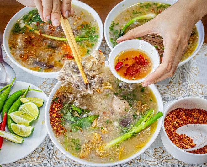 Để ăn cháo bò, du khách có thể đến đường Ngô Gia Tự hoặc quầy ẩm thực trong chợ Cồn (quận Hải Châu), tầm giá phổ thông từ 25.000-50.000 đồng