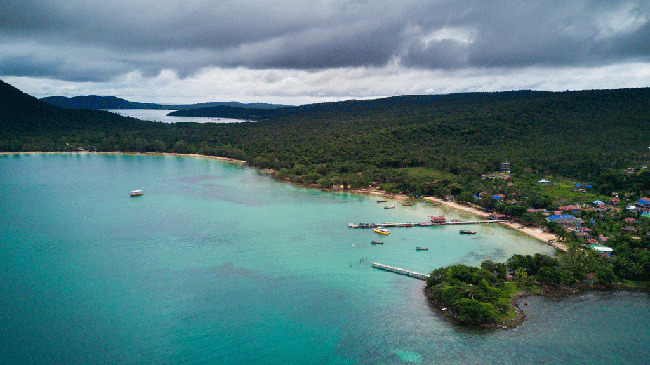 Hình ảnh nhìn từ trên không của Koh Rong, bờ biển có một số quán bar và nhà hàng
