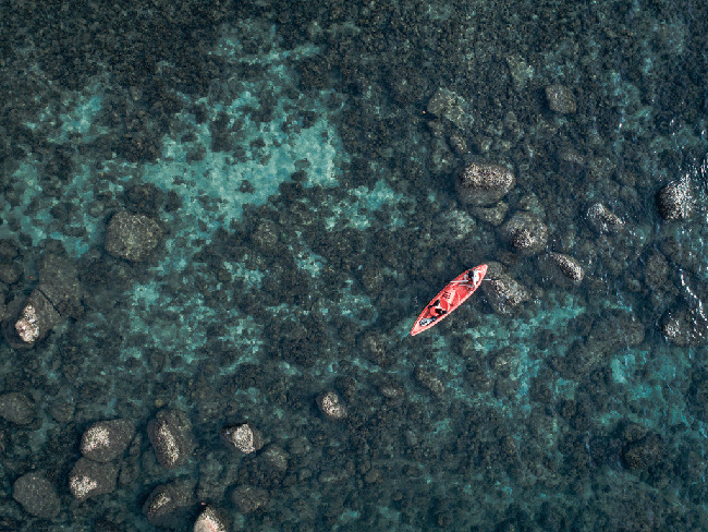 Chèo thuyền kayak trong đại dương xanh quanh Koh Rong.&nbsp;
