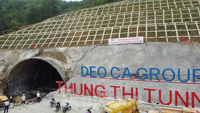 Hầm Thung Thi thuộc gói thầu xây lắp số 12 (12-XL) thuộc dự án thành phần xây dựng cao tốc Bắc - Nam đoạn Mai Sơn (Ninh Bình) - QL45 (Thanh Hóa). Dự án được đầu tư bằng tiền ngân sách, đơn vị quản lý dự án là Ban Quản lý dự án Thăng Long, Bộ GTVT.