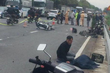 Ô tô va chạm kinh hoàng với 3 xe máy ở Thái Bình, 2 người thương vong