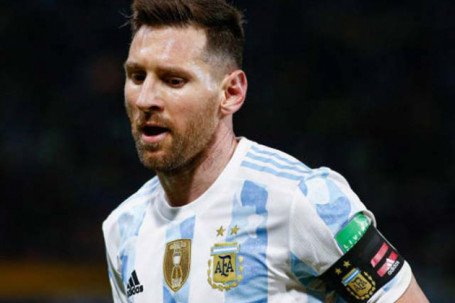 HLV Argentina nói về việc Messi rời ĐTQG, fan PSG bị trách vì la ó siêu sao