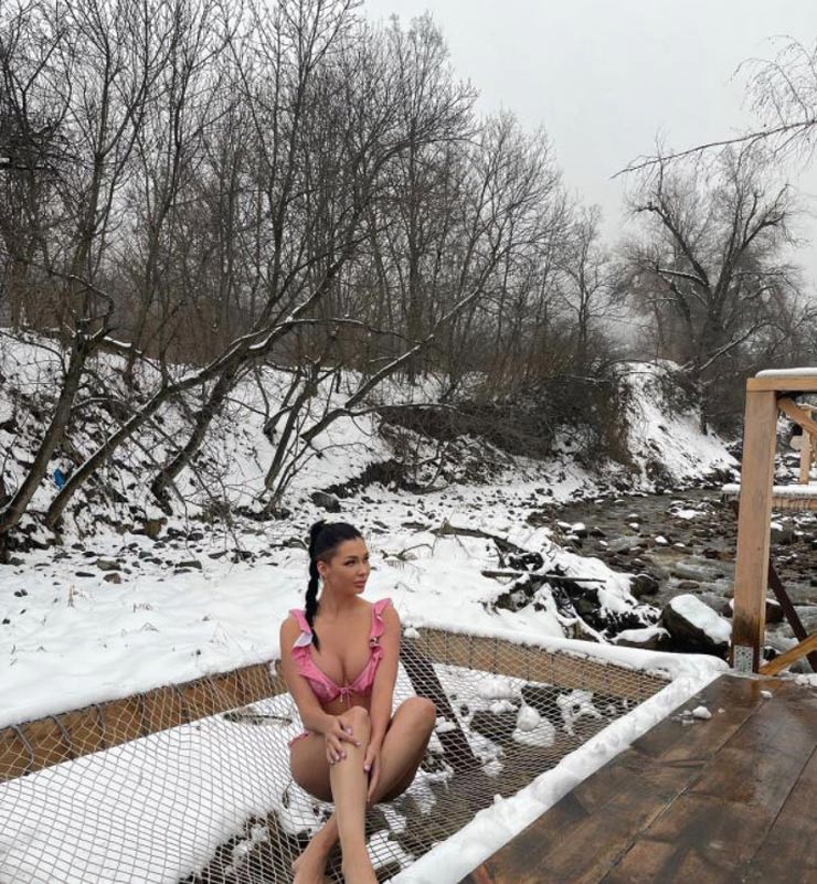Tatyana Demyanova mặc nội y ngồi giữa trời giá lạnh đón tết cổ truyền&nbsp;Nauryz ở Almaty (Kazakhstan)