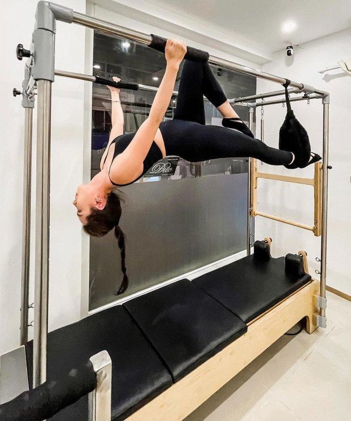 Mai Ngọc tập pilates với lịch trình dày đặc. Kể từ khi kết thân với bộ môn này,&nbsp;dường như cô&nbsp;đã&nbsp;“khai phá thêm một khả năng mới của bản thân”.