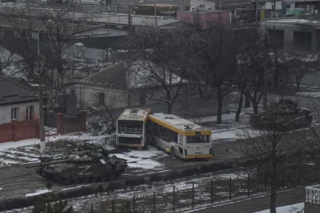 Xe tăng Nga trên đường phố Mariupol.