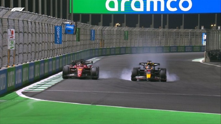 Leclerc và Verstappen đều khóa bánh khi tiến vào khúc cua cuối