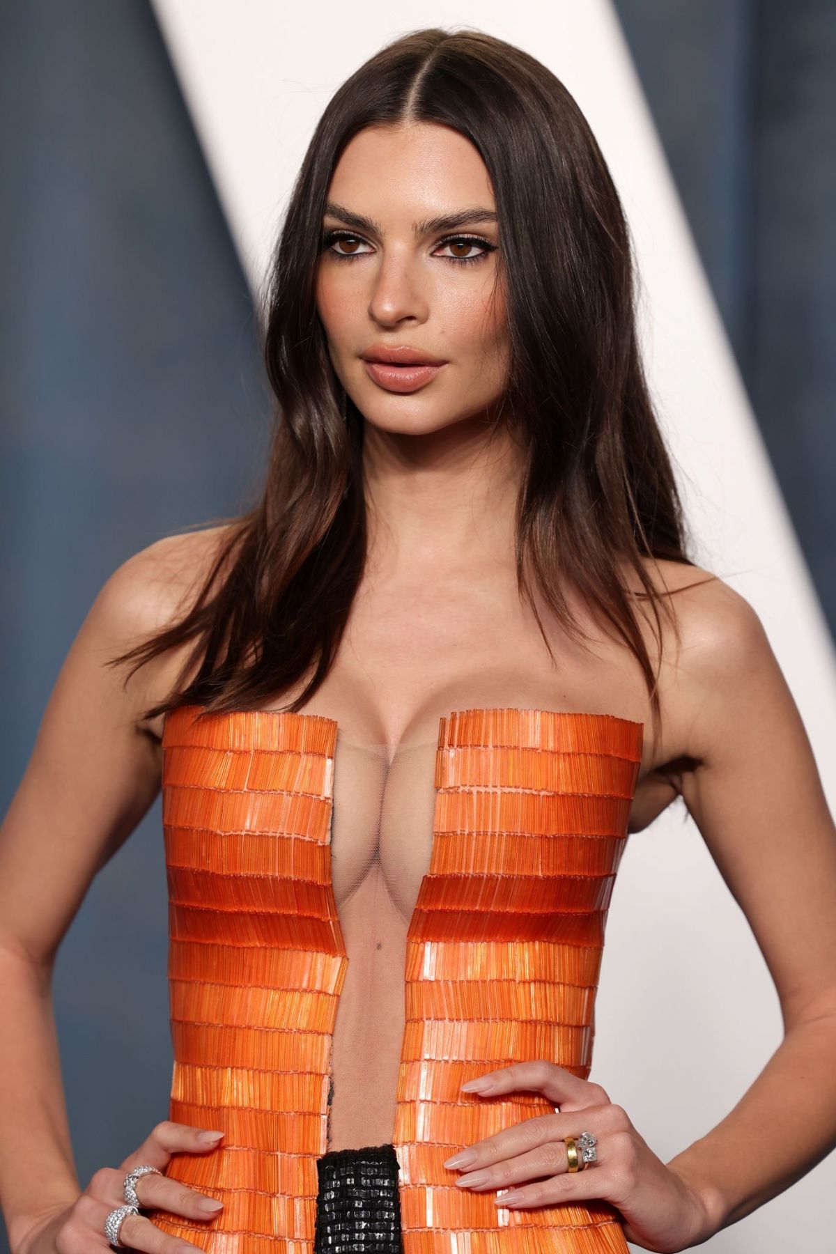 Trang phục của&nbsp;Emily Ratajkowski tại buổi tiệc hậu lễ trao giải Oscar 2022.