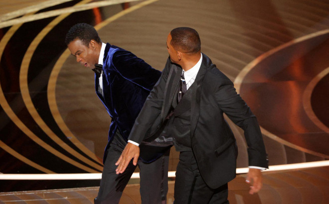 Will Smith tát Chris Rock