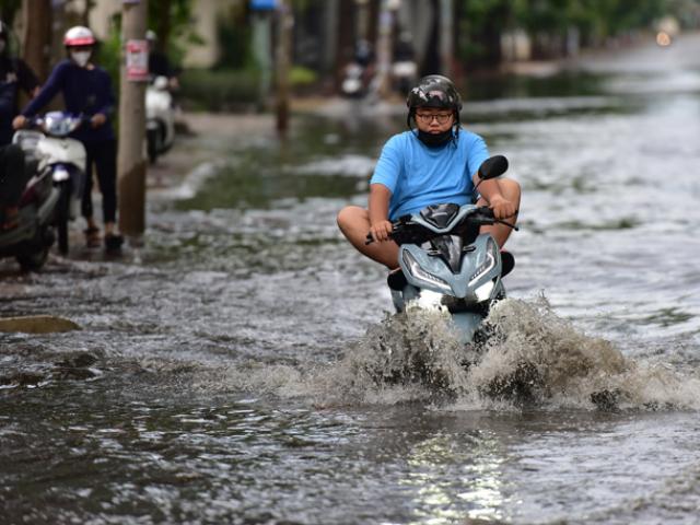 Mưa “chớp mắt”, đường ở khu Thảo Điền ngập lênh láng