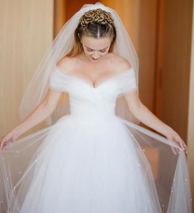 Váy cưới của Billie Lourd được đính sequins lấp lánh.