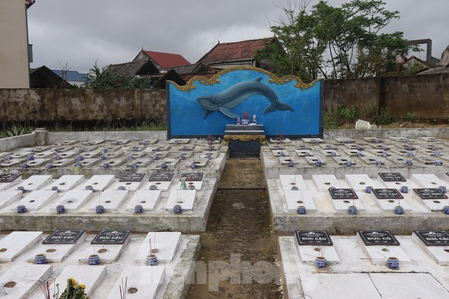 Gần 200 ngôi mộ cá tại miếu thờ Đức Ngư Ông ở huyện Cẩm Xuyên.