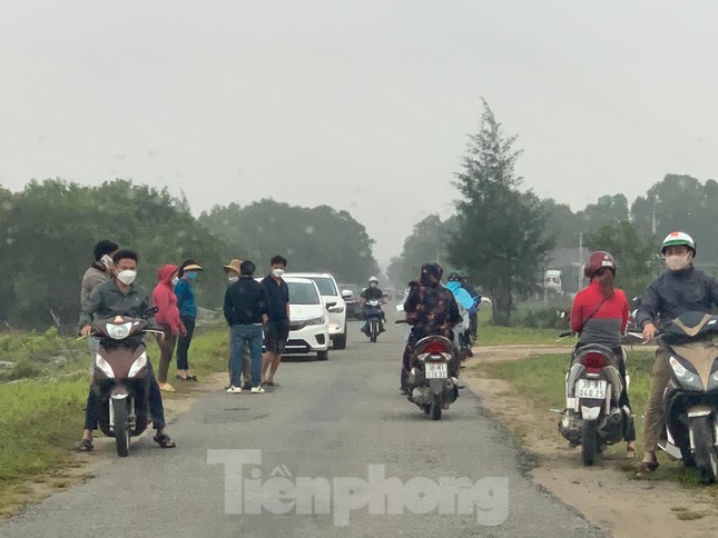 Làng quê Thạch Văn lâu nay vốn bình yên, nhưng khoảng 1 tuần nay mỗi ngày có hàng trăm người kéo nhau về trên tuyến đường này để xem đất. Những khu đất cát trống trơ, trước chẳng ai dòm ngó nay được rao bán hàng tỷ đồng.