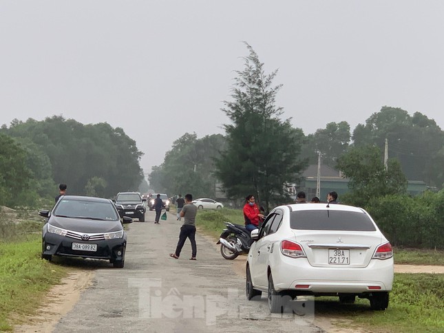 Ghi nhận ngày 28/3, dọc hai bên con đường này kéo dài khoảng 10km, cứ mỗi đoạn lại có một tốp người đứng xem đất. Thấy ai đến họ đều ra chào bán đất với giá đất 15 triệu đồng/m2. Và dọc tuyến đường này theo như những môi giới đất "chào hàng" thì cứ 200m2 bán với giá 3 tỷ đối với 1 mặt tiền, còn 2 mặt tiền giá 3,2 tỷ.