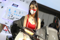 Ngất ngây dàn người đẹp xuân sắc bên xe mới tại Motor Show 2022