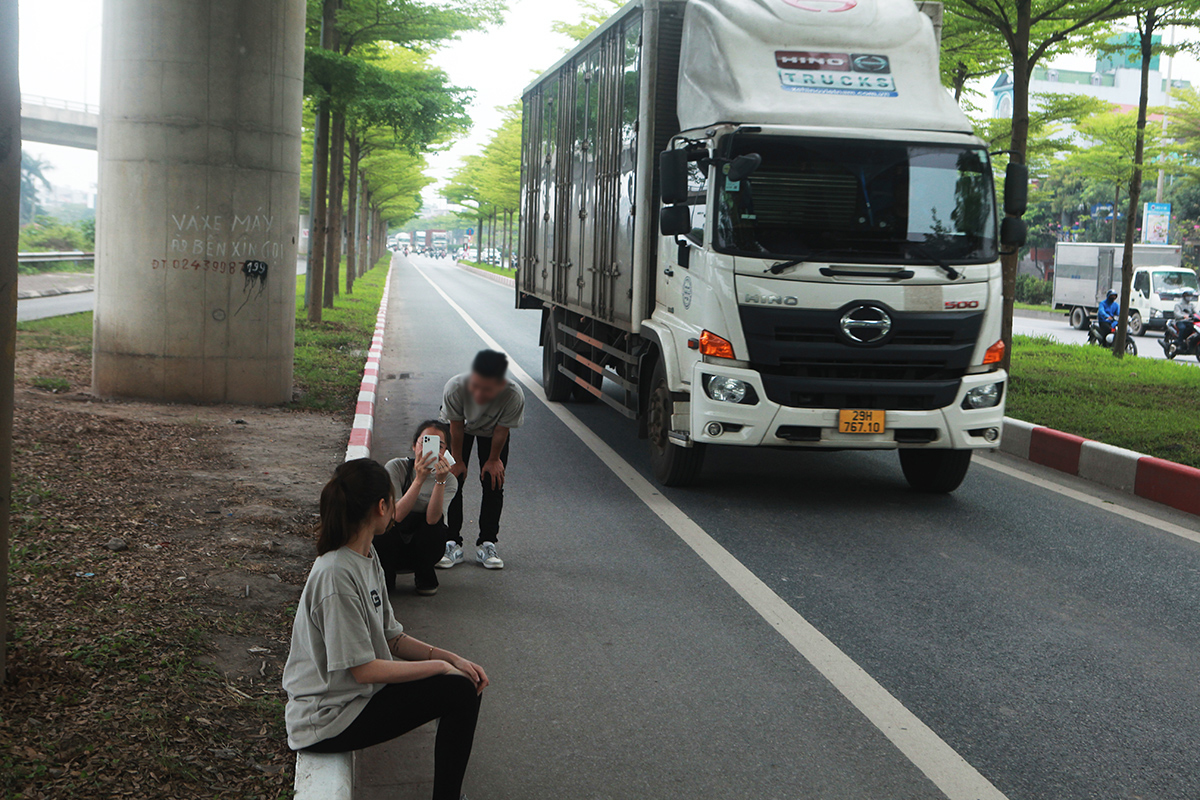 Giật mình với cảnh &#34;quý cô, quý bà&#34; xiêm y lộng lẫy chụp ảnh ven đường vào cao tốc - 10