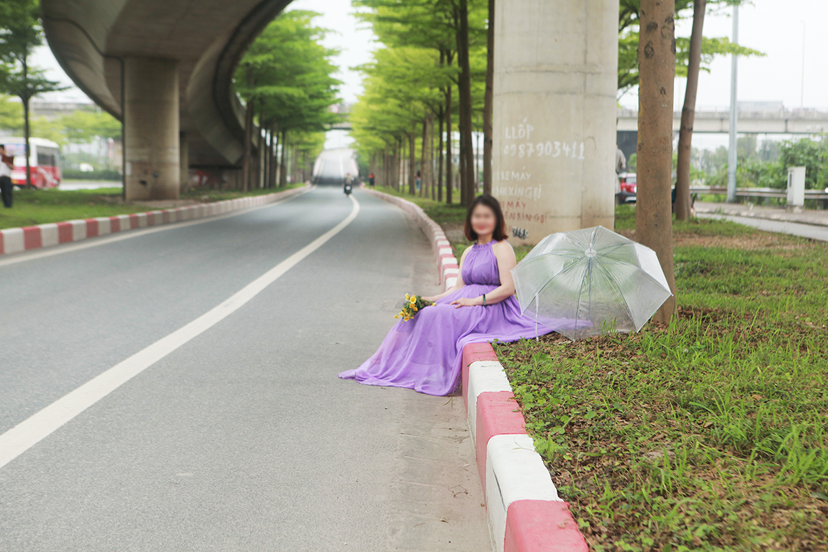 Giật mình với cảnh &#34;quý cô, quý bà&#34; xiêm y lộng lẫy chụp ảnh ven đường vào cao tốc - 7