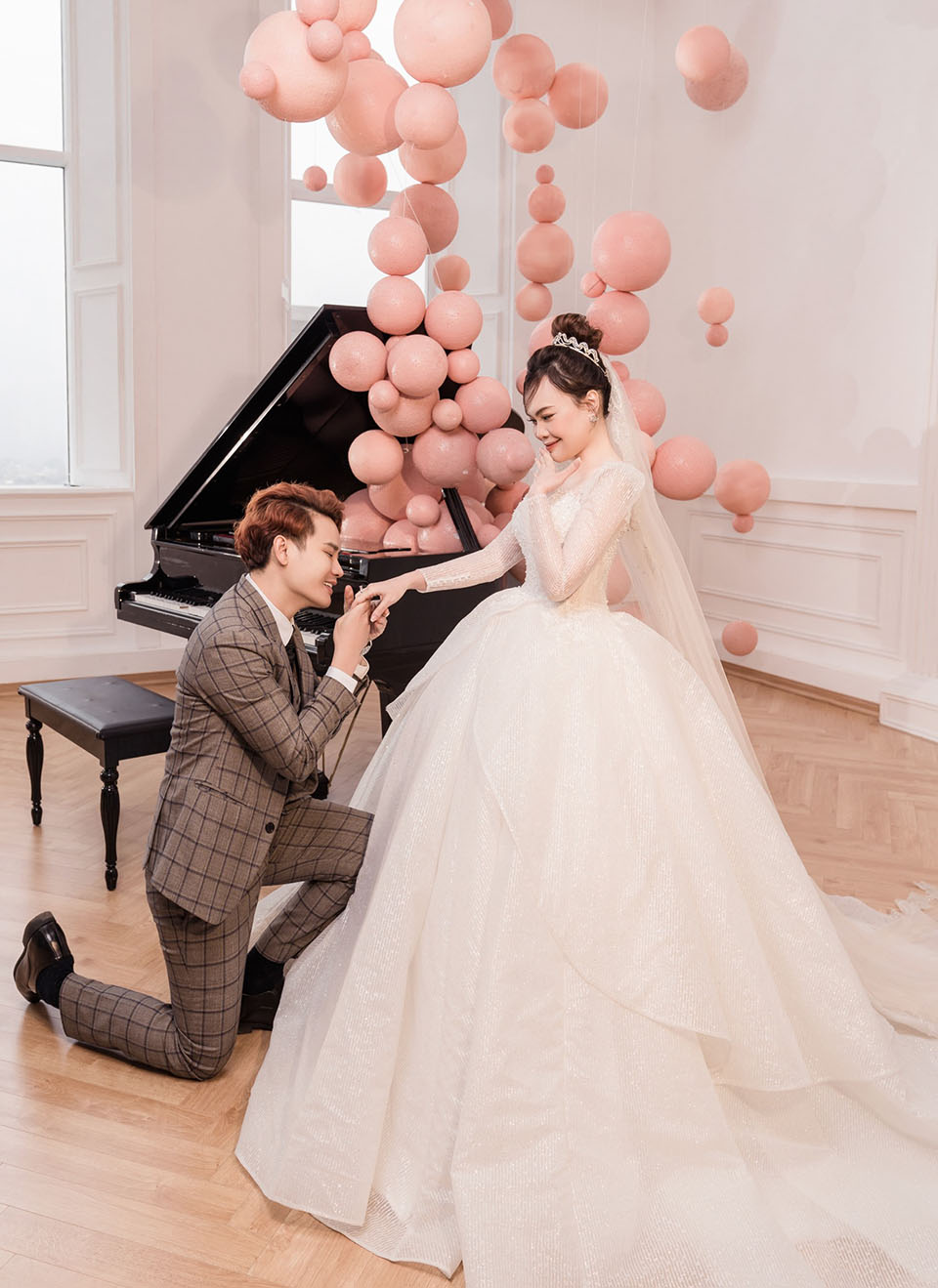 Hồng Phúc quỳ gối, tái hiện màn cầu hôn với vợ