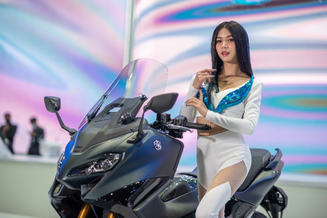 Triển lãm xe Motor Show 2022 diễn ra tại Thái Lan, thổi bùng lên sức nóng cho thị trường xe máy và ô tô vốn đã bị ảnh hưởng nặng bởi dịch bệnh. Cận cảnh người đẹp với đường cong nóng bỏng tạo dáng bên xe ga mới của Yamaha. 

