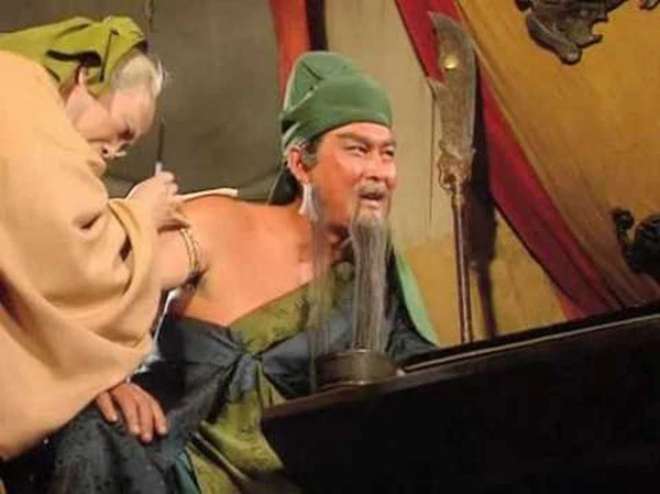 Hoa Đà phẫu thuật cạo xương mà Quan Vũ (Lục Thụ Minh)&nbsp;vẫn thản nhiên ngồi đánh cờ.