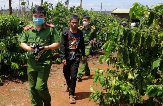 Rah Lan Giang được dẫn giải tới hiện trường để phục vụ công tác điều tra - Ảnh Lê Ánh