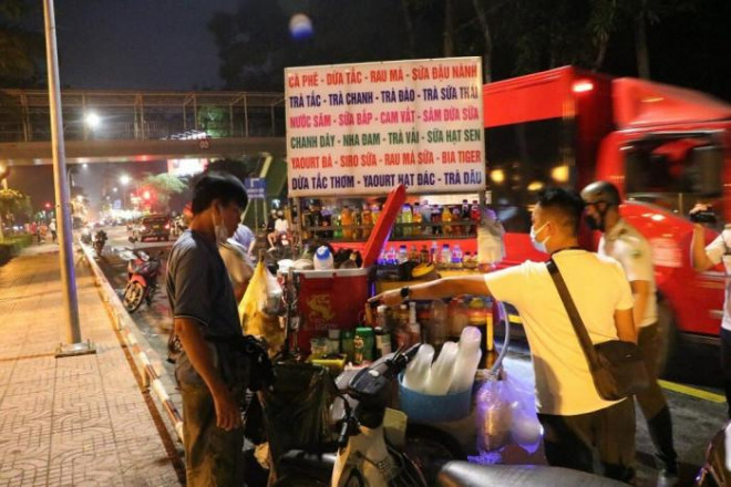 Một người bán hàng rong bị tổ công tác UBND phường 9, quận Phú Nhuận xử lý