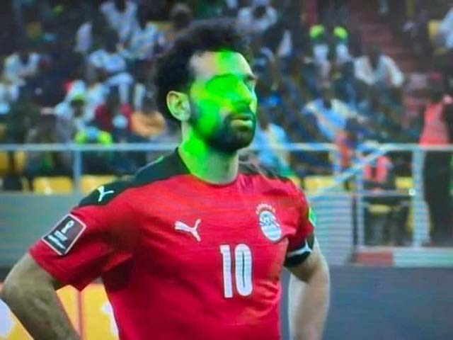 Scandal Ai Cập mất vé World Cup: Cầu thủ bị chiếu laser suốt trận, Salah bị ném chai lọ