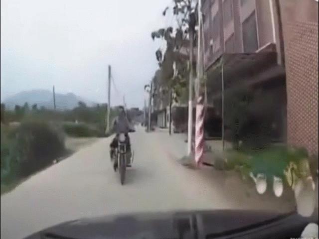 Video: Người đàn ông tông thẳng vào đầu ô tô và màn “hạ cánh” đầy ngỡ ngàng