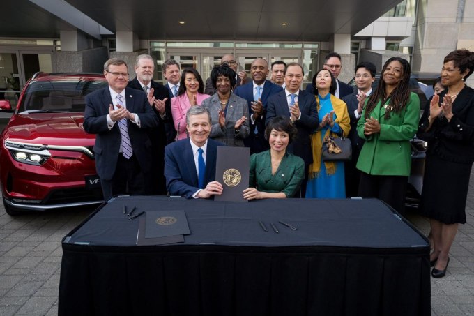 Thống đốc North Carolina, ông Roy Cooper (trái) và Phó Chủ tịch Tập đoàn Vingroup kiêm Tổng giám đốc VinFast toàn cầu Lê Thị Thu Thuỷ ký kết hợp tác ngày 29/3. Ảnh: VinFast