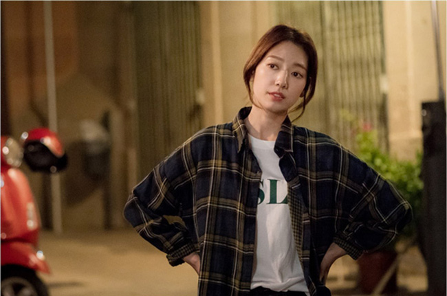 Park Shin Hye thường đóng vai con nhà nghèo nên nhân vật trên phim của cô cũng luôn được mặc kín nhất có thể.
