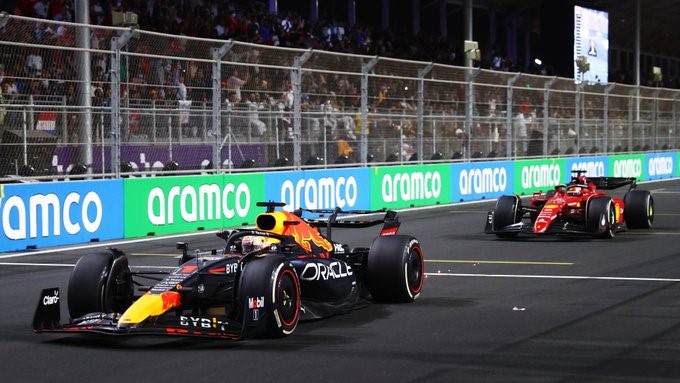 Verstappen chỉ cán đích trước Leclerc 0,549s