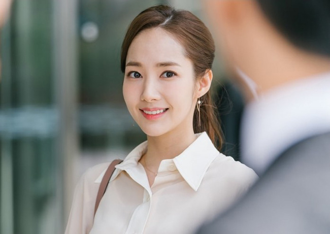 Nữ diễn viên Park Min Young tạo được ấn tượng với vai nữ thư ký xinh đẹp, lịch thiệp. Trang phục công sở của cô trên phim nhận về nhiều lời khen ngợi.
