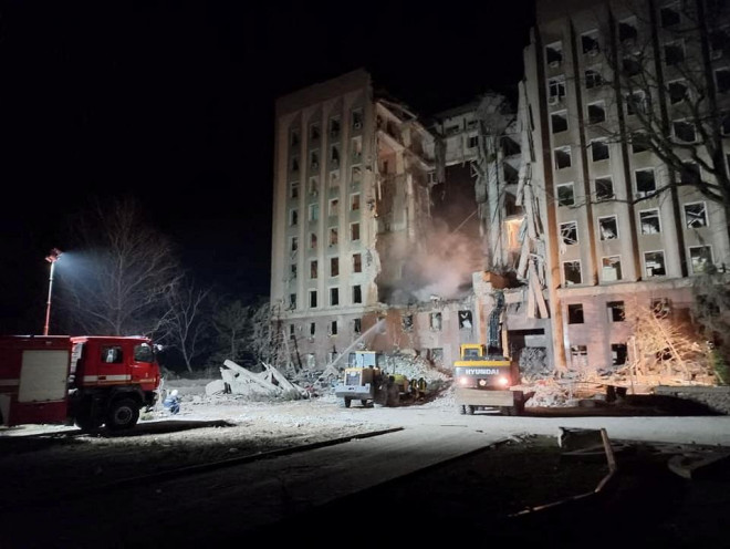 Tòa nhà chính quyền bị tên lửa hành trình Nga phá hủy ở Mykolaiv, Ukraine, ngày 30-3. Ảnh: Reuters