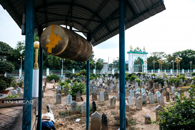 Nghĩa trang bên ngoài thánh đường