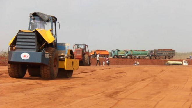 Theo ông Nguyễn Khắc Phong - Phó ban điều hành dự án sân bay Long Thành, tính đến ngày 24/3, trên công trường đã bố trí 618 đầu máy, xe, thiết bị thi công. Hiện các nhà thầu đang tiếp tục huy động nhân lực, máy móc đẩy nhanh tiến độ thi công, đáp ứng làm việc 3 ca liên tục.