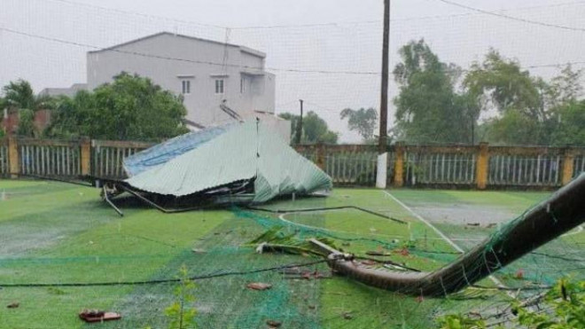 Trụ điện bị quật ngã, nhiều tấm tôn rơi xuống khiến hai người bị thương