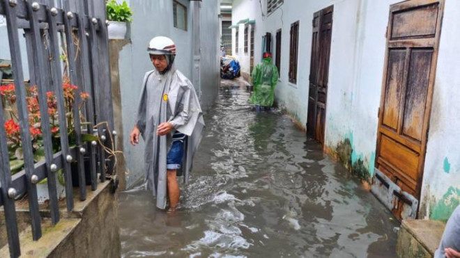 Tại nhiều con hẻm, xe máy không thể di chuyển được