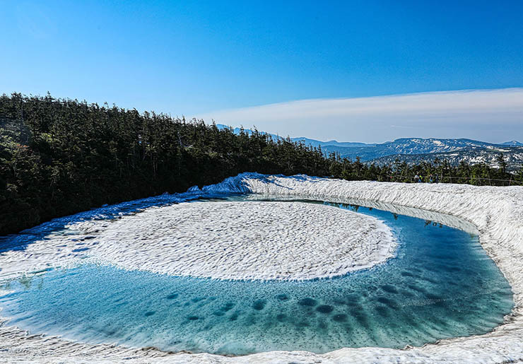 1. Được bao quanh bởi một khu rừng cây phong dày đặc, Kagami Numa (hồ Mắt rồng) là một trong nhiều hồ núi lửa nằm dọc theo tuyến đường mòn trên núi Hachimantai, Nhật Bản. 
