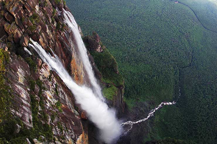 11. Để đến điểm quan sát dưới chân thác, trước tiên bạn phải đến làng Canaima, băng qua Rio Carrao và Rio Churun .
