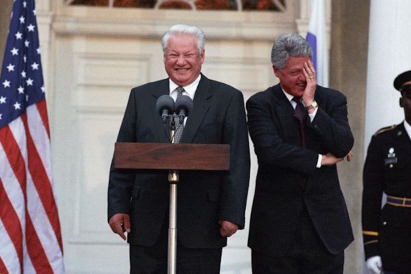 Tổng thống Nga Boris Yeltsin và người đồng cấp Mỹ Bill Clinton trong một cuộc gặp thân thiện (ảnh: AP)