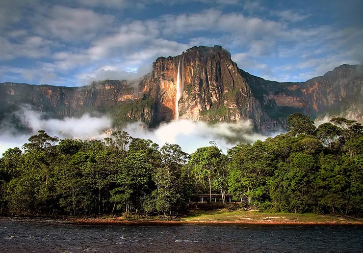 4. Nằm dọc theo Río Churun, Salto Angel chảy từ cao nguyên Auyán-Tepuí đổ thẳng xuống sông Kerepakupay.
