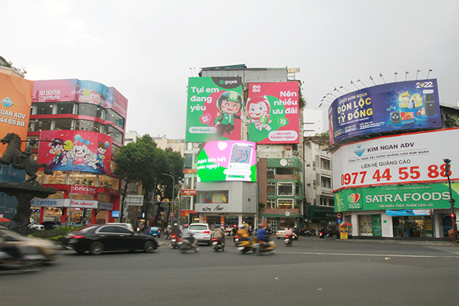 Cụm billboard thể hiện tình cảm của cặp đôi Gojek và MoMo nổi bật tại Ngã 6 Phù Đổng (Q.1, TP.HCM).