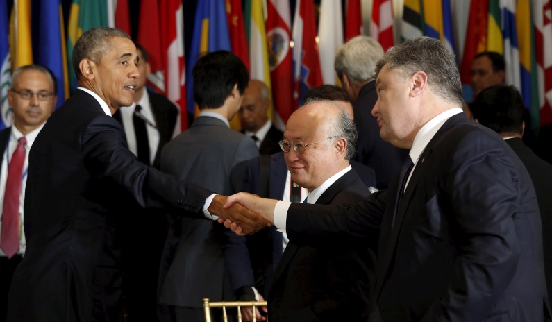 Ông Obama bắt tay Tổng thống Ukraine Petro Poroshenko trong một cuộc gặp năm 2015 (ảnh: Sky News)