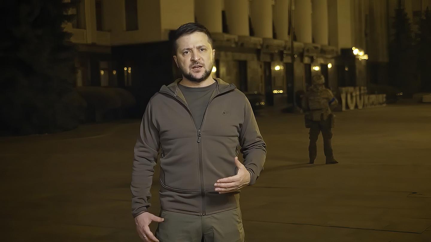 Tổng thống Zelensky nói quân đội Ukraine đã sẵn sàng ở Dobass (ảnh: Guardian)