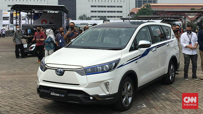 Toyota Innova phiên bản chạy điện bất ngờ lộ diện - 1