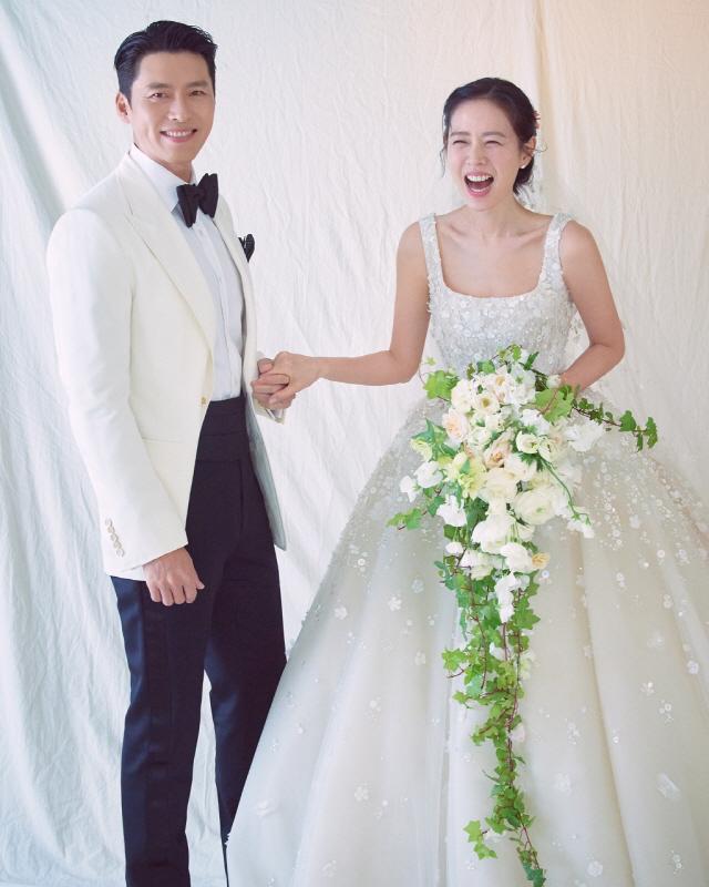 Đám cưới thế kỷ của cặp đôi sao hạng A khiến cộng đồng mạng Việt&nbsp;"phát sốt"
