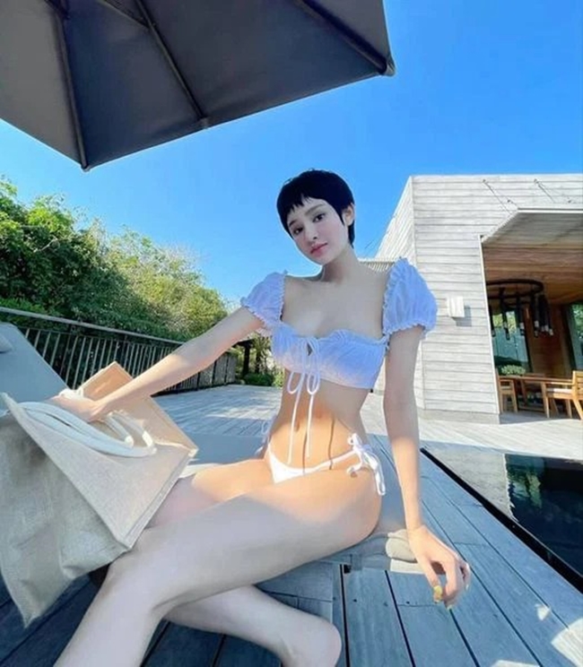 Mỗi lần diện bikini hay áo tắm, Hiền Hồ đều chọn trang phục gợi cảm nhưng vẫn không để lộ nốt ruồi &#34;phú quý&#34; này.
