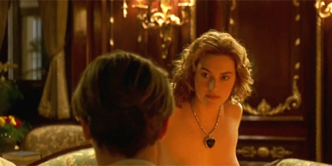 Kate Winslet cho biết, cô và DiCaprio hoàn toàn nhập vai thành Rose và Jack khi đóng cảnh nóng. Tuy nhiên, sau khi hoàn thành cảnh quay, DiCaprio ngay lập tức đứng dậy và bỏ đi trong khi cô vẫn nằm đó khiến nữ diễn viên khá xấu hổ. Tuy nhiên, bản thân Kate cảm thấy hài lòng vì cảnh quay rất đẹp mắt.
