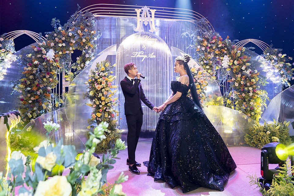 Đám cưới siêu mẫu Tuyết Lan: Cô dâu diện váy cưới gợi cảm, khoảnh khắc trên  lễ đường cùng chú rể gây xúc động