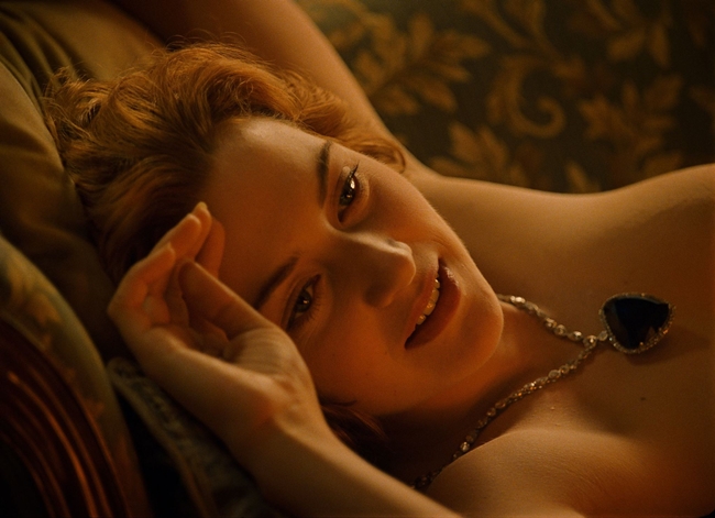 Phim là bệ phóng giúp Kate Winslet và Leonardo DiCaprio trở thành ngôi sao hạng A của Hollywood. Trong phim, Kate có 2 cảnh khỏa thân vô cùng ấn tượng. Một là cảnh cô để ngực trần nằm trên ghế sofa cho Jack vẽ tranh. Đây được nhận xét là một trong những cảnh quay nóng bỏng, lãng mạn nhất điện ảnh thế giới.
